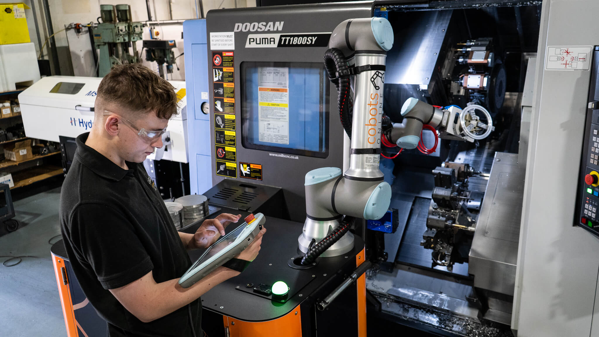 Human woking alongside cobot