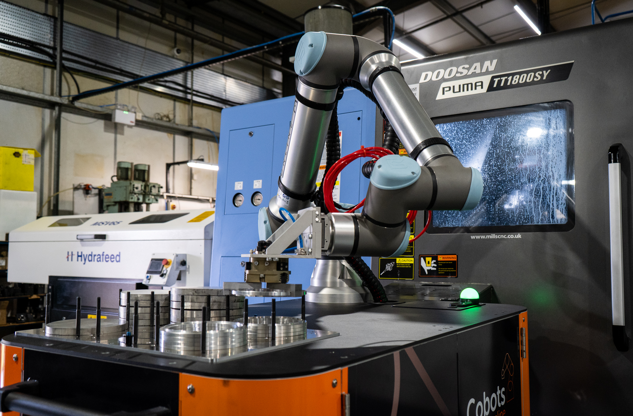 CoboTend and Universal Robots providing light-out manufacturing on Doosan machine