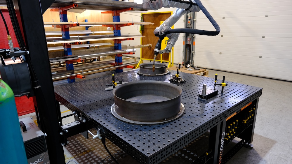 Welding table for cobot